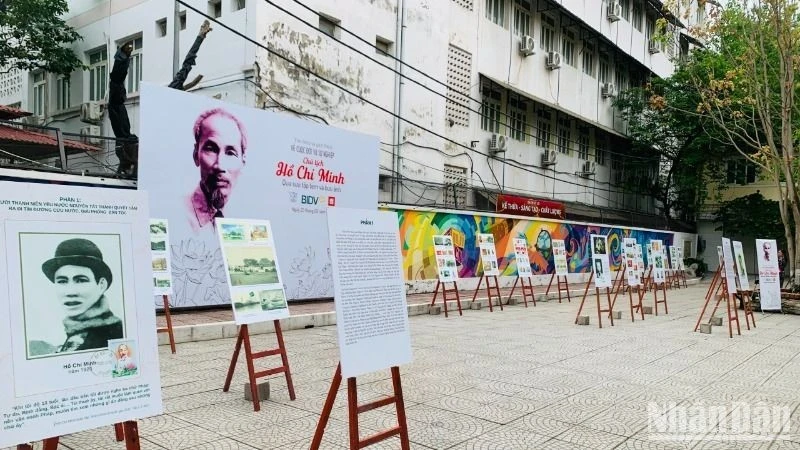 Quang cảnh triển lãm tại Trường đại học Mỹ thuật Công nghiệp.