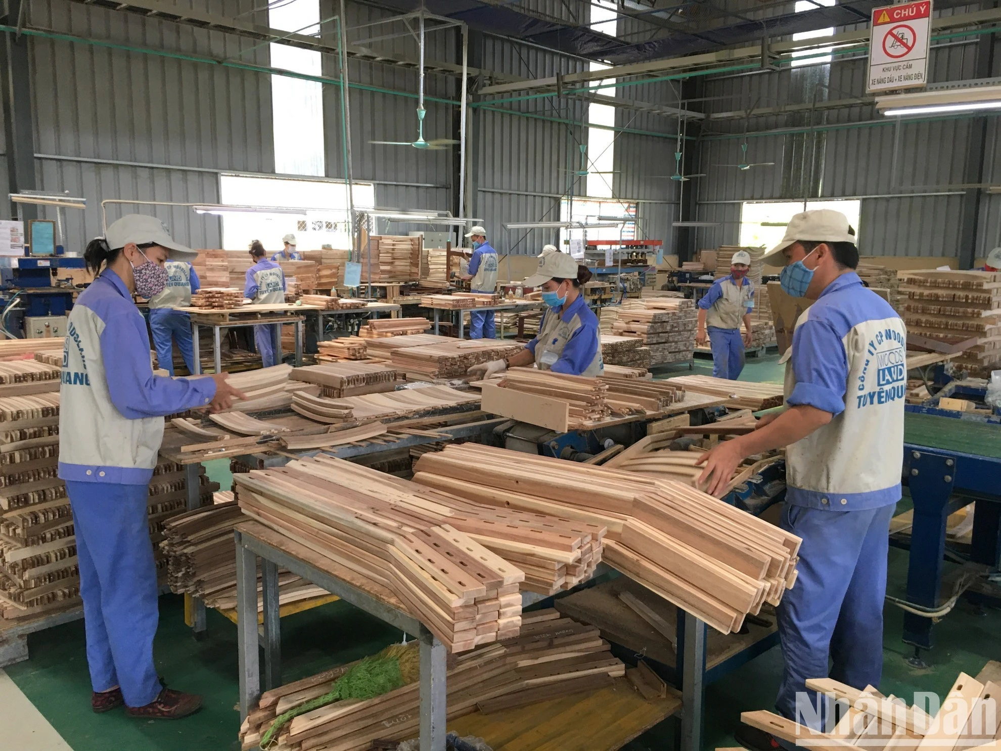 Việt Nam khẳng định vị thế là một trong những mắt xích quan trọng trong chuỗi giá trị toàn cầu. Trong ảnh, sản xuất đồ gỗ xuất khẩu ở công ty Woodsland Tuyên Quang.