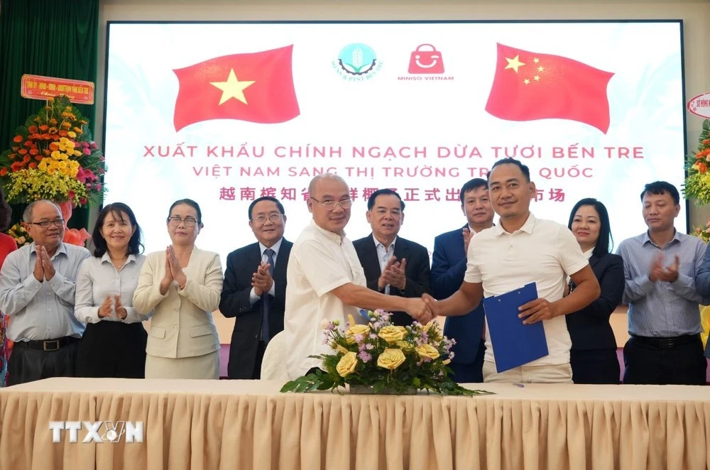 Ký kết hợp đồng mua bán dừa giữa doanh nghiệp Trung Quốc và Việt Nam.