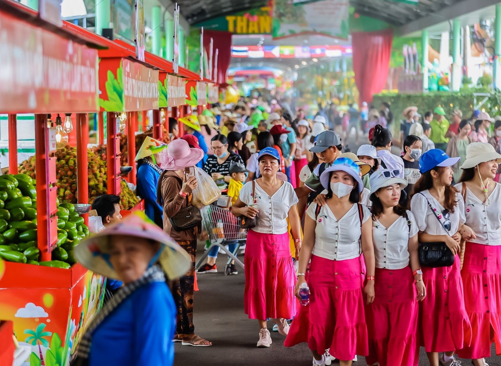 សកម្មភាពពិធីបុណ្យត្រូវបានប្រារព្ធឡើងនៅទូទាំង ដើម្បីទាក់ទាញអ្នកស្រុក និងភ្ញៀវទេសចរ។ Các hoạt động lễ hội được thực hiện xuyên suốt nhằm thu hút người dân và du khách.