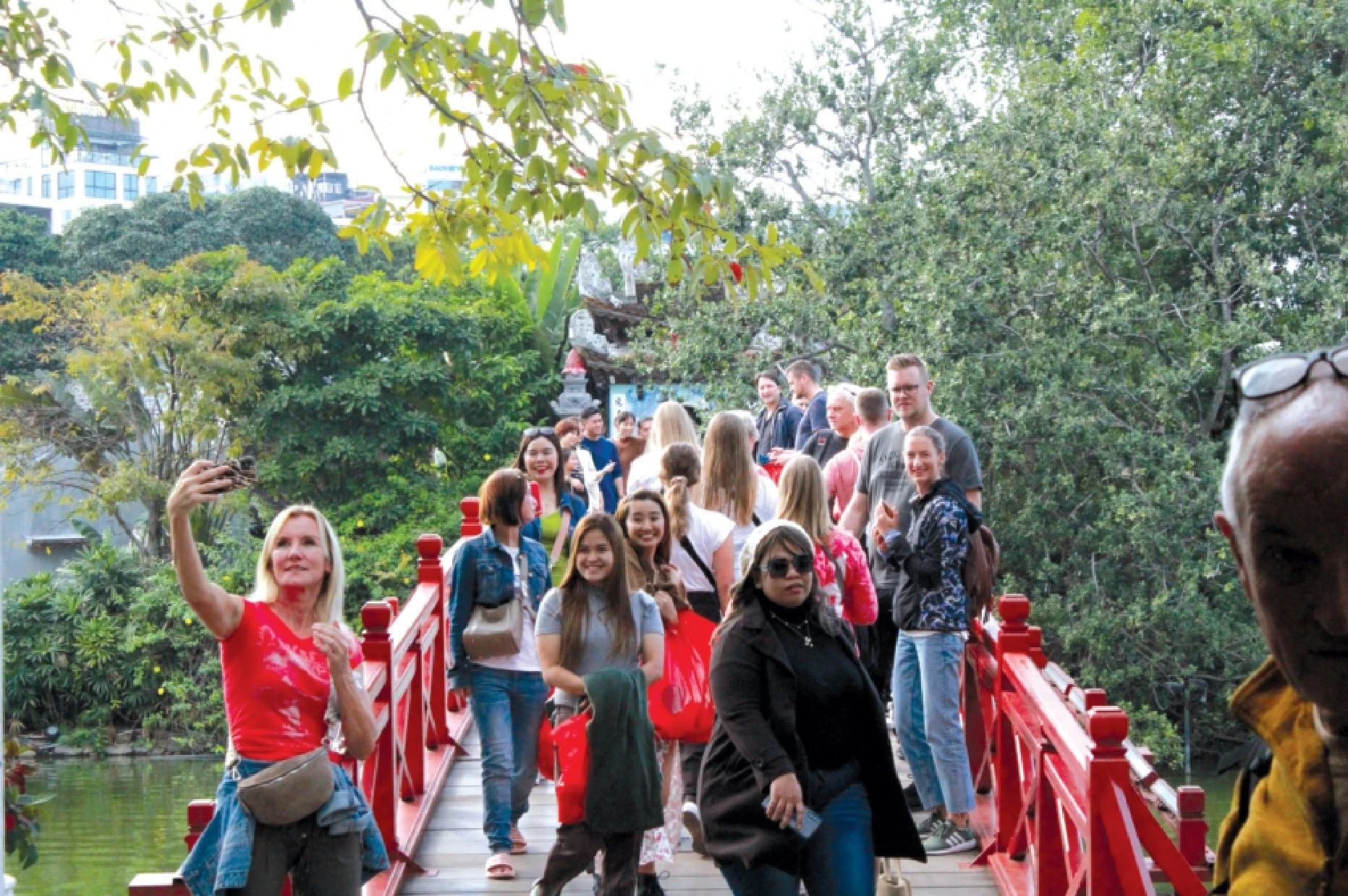 Du khách quốc tế tham quan đền Ngọc Sơn, hồ Hoàn Kiếm (Hà Nội).