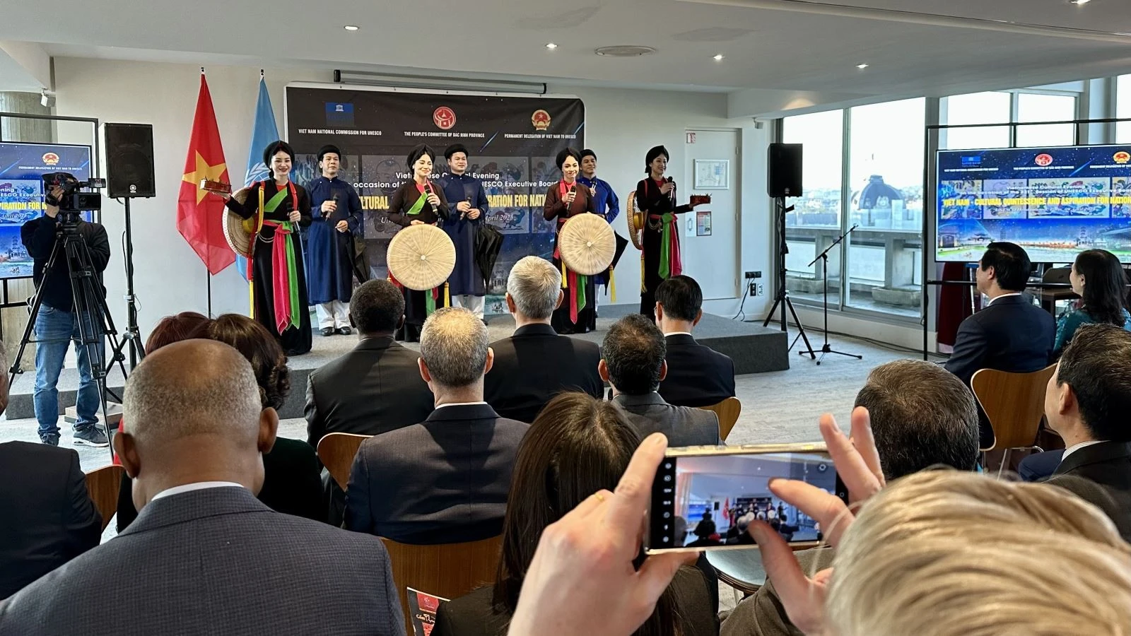 Đại diện lãnh đạo UNESCO và đông đảo bạn bè quốc tế từ Phái đoàn các nước lắng nghe những làn điệu quan họ đón khách.