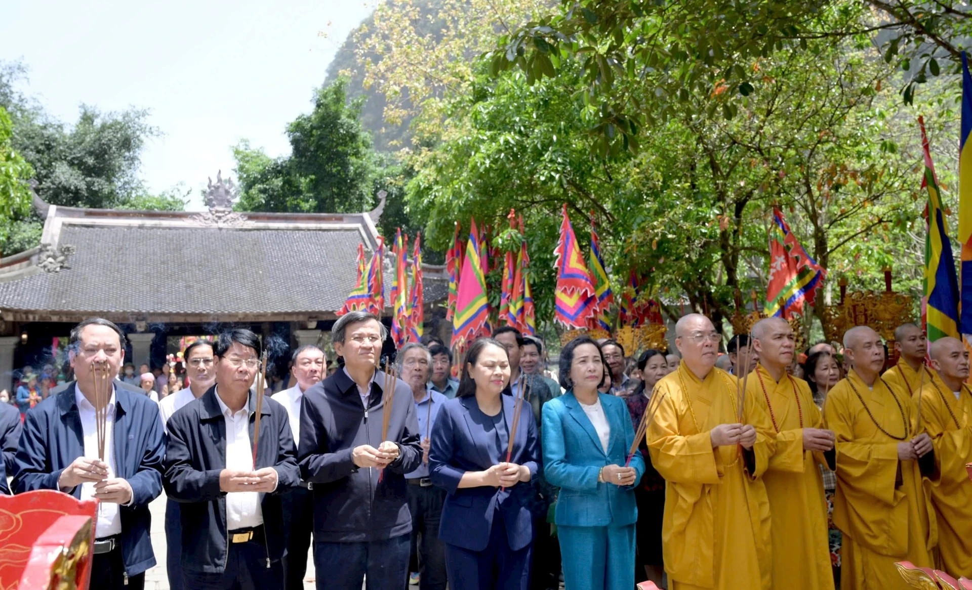 Đại biểu Trung ương và địa phương thực hiện nghi thức dâng hương tưởng nhớ Đức Thánh Quý Minh Đại Vương.