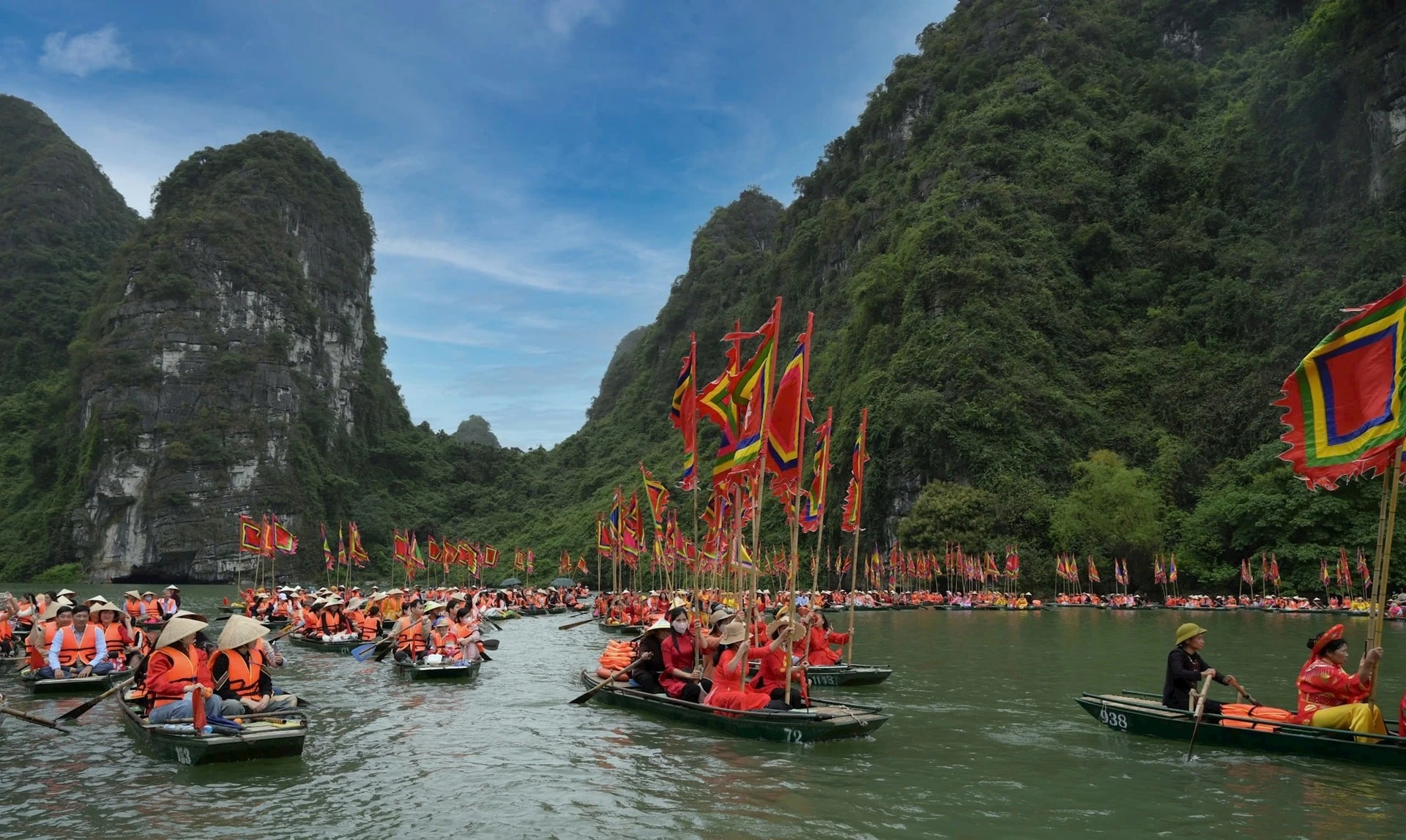 Người dân và du khách tham gia lễ rước trên dòng sông Sào Khê.