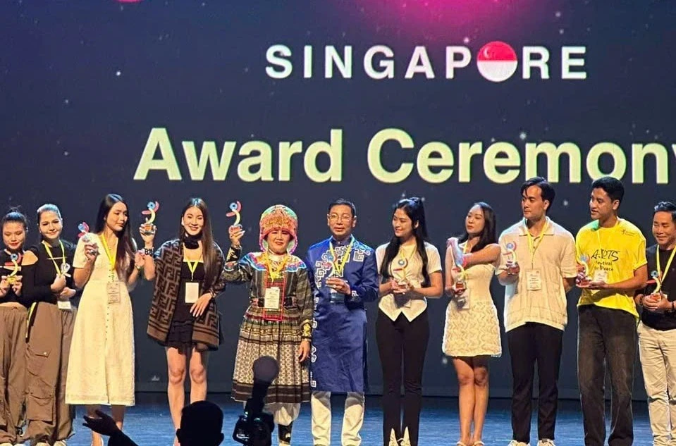 Nghệ sĩ nhân dân Lệ Ngọc (thứ 5 từ trái sang) nhận giải Vàng tại liên hoan. Ảnh: Sân khấu Lệ Ngọc