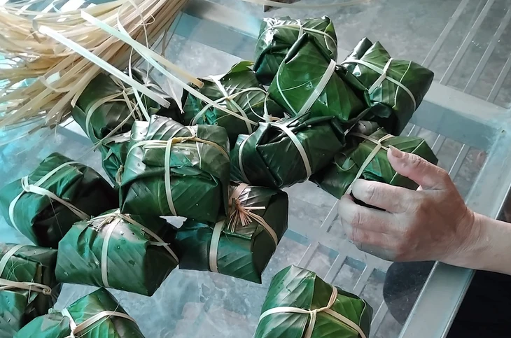 Người dân ở Nghệ An gói bánh chưng cứu trợ người dân vùng lũ phía Bắc.