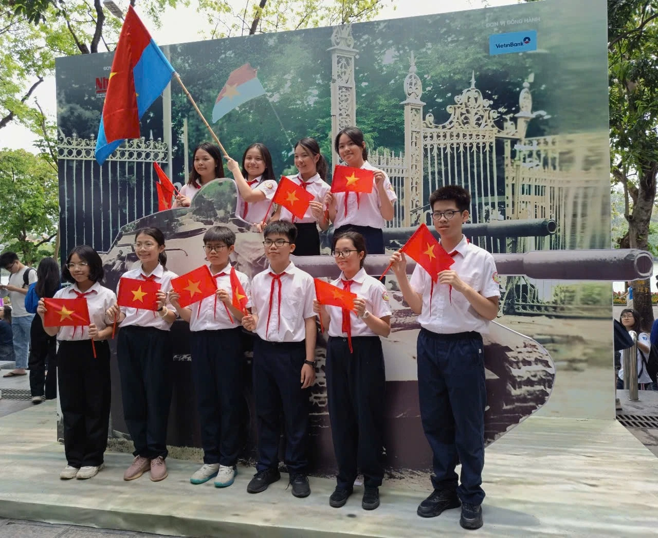 Điểm “check in” cạnh Hồ Gươm do Báo Nhân Dân tổ chức thu hút nhiều học sinh và bạn trẻ đến tìm hiểu lịch sử và chụp ảnh.