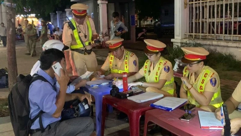 Lập biên bản các đối tượng vi phạm quy định về an toàn giao thông.