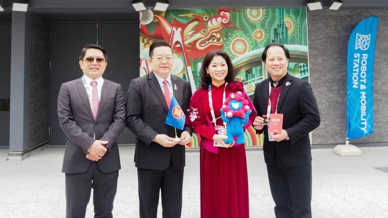 Tổng đại diện, Phó tổng đại diện Việt Nam, Tổng lãnh sự Việt Nam tại Osaka và Tổng Thư ký ASEAN chụp ảnh trước Nhà Triển lãm Việt Nam.