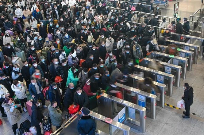 Hành khách tại nhà ga đường sắt ở Tô Châu, tỉnh Giang Tô, Trung Quốc.