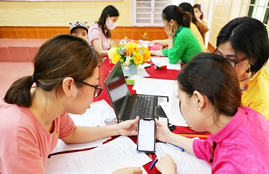 Hỗ trợ phụ huynh đăng ký tuyển sinh trực tuyến năm học 2024 - 2025 tại Trường Tiểu học Văn Khê (quận Hà Đông).