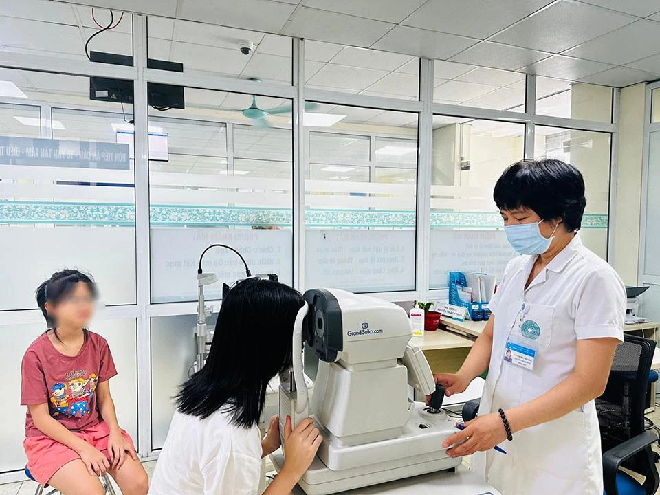 Đo khúc xạ mắt cho trẻ.