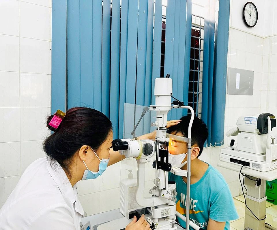 Bác sĩ khoa Mắt, Bệnh viện Đa khoa Hà Đông khám mắt cho trẻ.