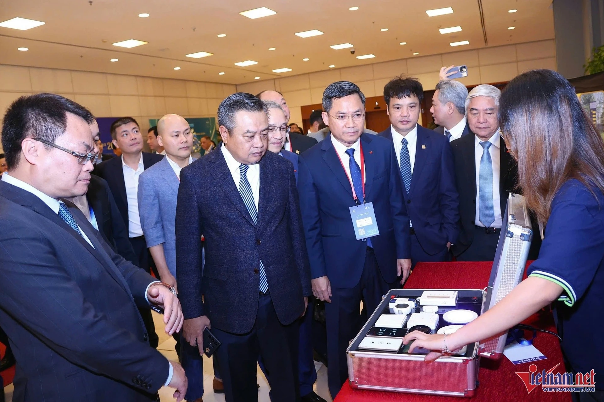 Chủ tịch Hà Nội Trần Sỹ Thanh, Thứ trưởng Bộ TT&amp;TT Phan Tâm và các đại biểu tham quan triển lãm diễn ra song song với hội nghị Thành phố thông minh Việt Nam - châu Á 2024.