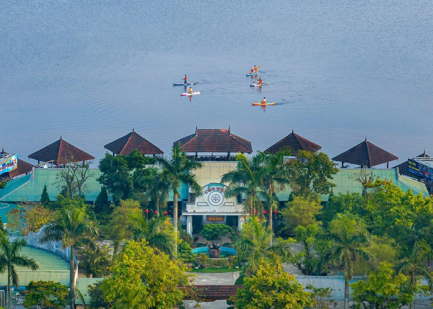 Sau khi có khoảng thời gian bên sóng nước Tam Giang, nhiều người đã ghé vào nhà hàng Cồn Tộc để được thưởng thức những món thủy sản tươi ngon, nhất là bánh khoái cá kình. Ở đây, mọi người còn được check-in với những tiểu cảnh độc đáo, lên hình xinh lung linh. Ảnh: Taki Media.