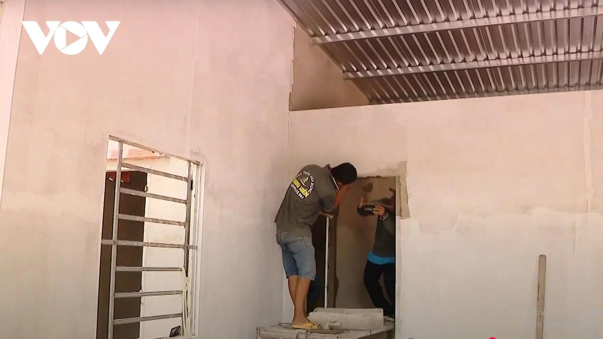 Căn nhà của gia đình anh Trần Văn Phúc ở Dầu Tiếng đang được sửa chữa. Căn nhà của gia đình anh Trần Văn Phúc ở Dầu Tiếng đang được sửa chữa.