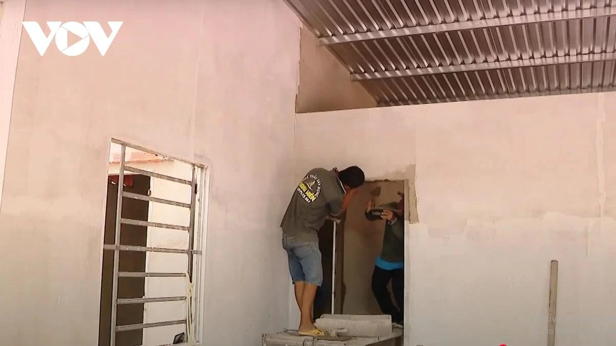 Căn nhà của gia đình anh Trần Văn Phúc ở Dầu Tiếng đang được sửa chữa.