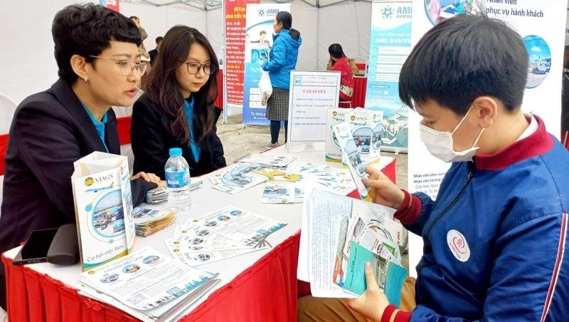 Sinh viên tìm việc làm tại phiên giao dịch việc làm tại Hà Nội.