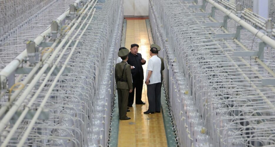 Nhà lãnh đạo Triều Tiên Kim Jong-un thăm Viện Vũ khí Hạt nhân và cơ sở sản xuất "vật liệu hạt nhân cấp độ vũ khí". (Nguồn: Rodong Sinmun) Nhà lãnh đạo Triều Tiên Kim Jong-un thăm Viện Vũ khí Hạt nhân và cơ sở sản xuất "vật liệu hạt nhân cấp độ vũ khí". (Nguồn: Rodong Sinmun)