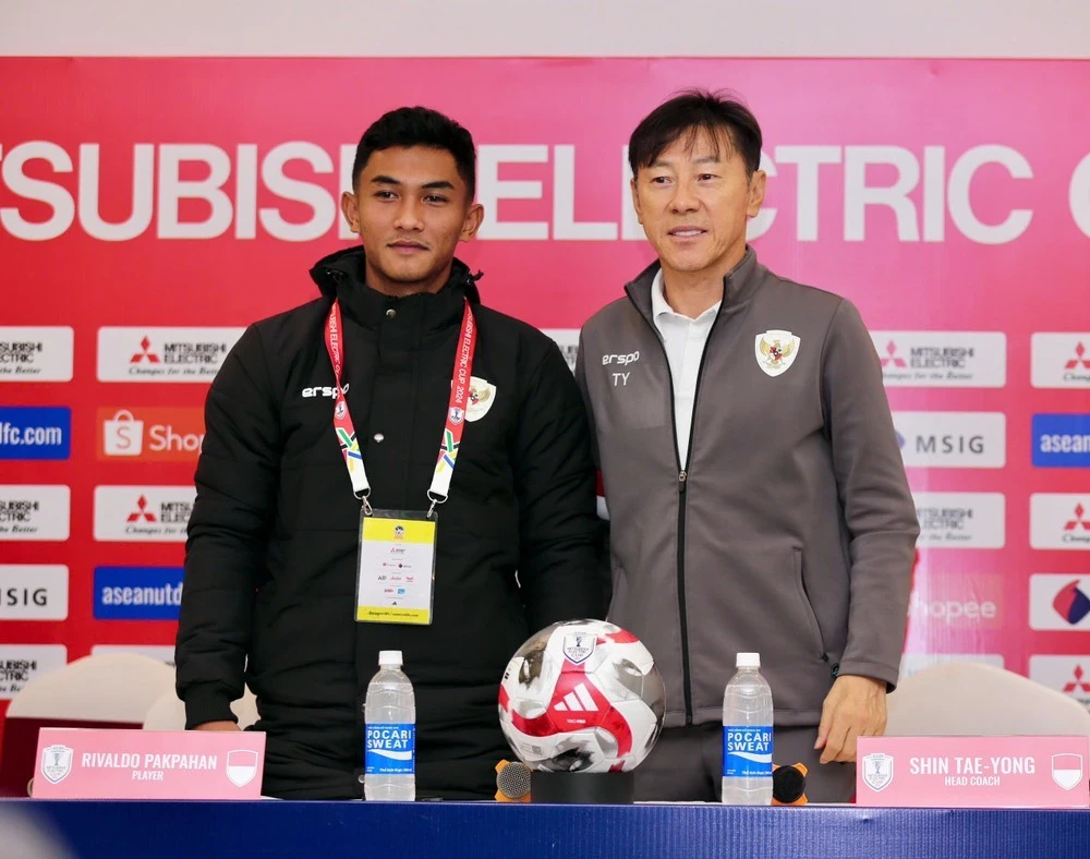 Huấn luyện viên Shin Tae-yong (phải) cho biết do lực lượng hai đội chênh lệch, nên ông mong người hâm mộ có thể thông cảm cho đội nhà.