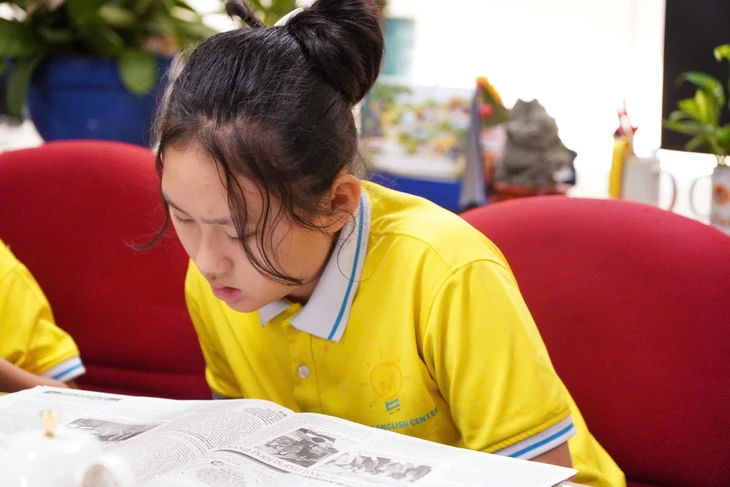 Em Trần Huỳnh Thảo Vy (lớp 4 Trường mầm non - tiểu học Me Since 1988) bày tỏ rằng em rất xúc động khi đọc những tin tức bão lũ.