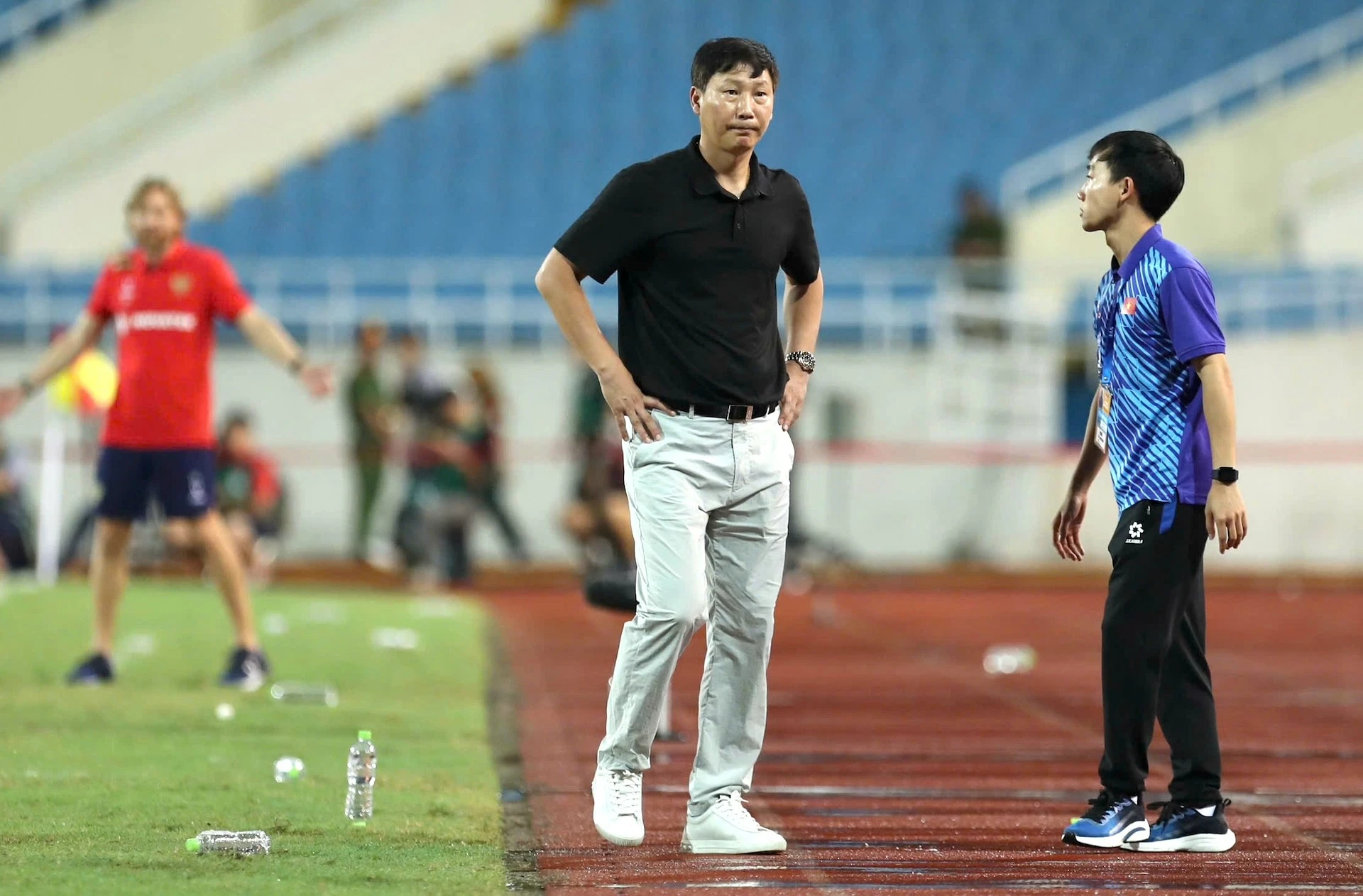 Nhưng vì là hiện tượng, nên cũng âu lo cho ông Kim Sang Sik lẫn tuyển Việt Nam.