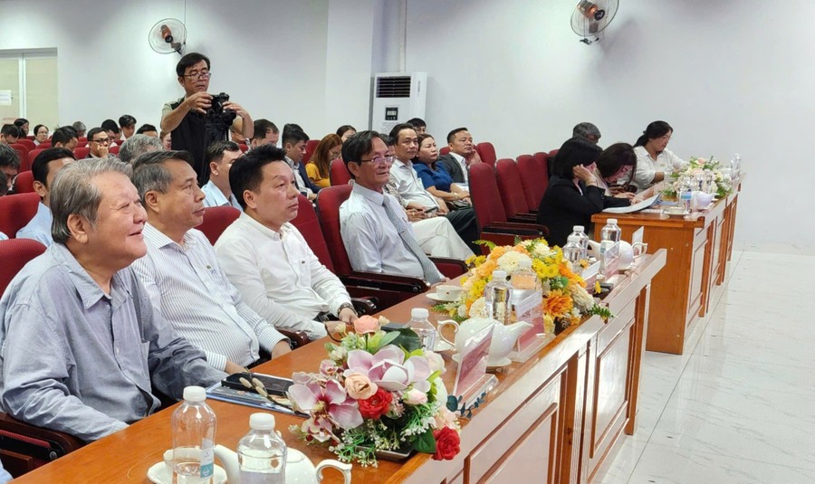 Ông Trần Anh Tuấn (trái) cùng các đại biểu tại hội thảo chuyên sâu với chủ đề “Ứng dụng AI trong giáo dục nghề nghiệp: Từ chính sách đến thực tiễn”. Ông Trần Anh Tuấn (trái) cùng các đại biểu tại hội thảo chuyên sâu với chủ đề “Ứng dụng AI trong giáo dục nghề nghiệp: Từ chính sách đến thực tiễn”.