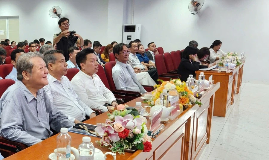 Ông Trần Anh Tuấn (trái) cùng các đại biểu tại hội thảo chuyên sâu với chủ đề “Ứng dụng AI trong giáo dục nghề nghiệp: Từ chính sách đến thực tiễn”.