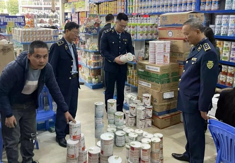 Lực lượng chức năng kiểm tra mặt hàng sữa.