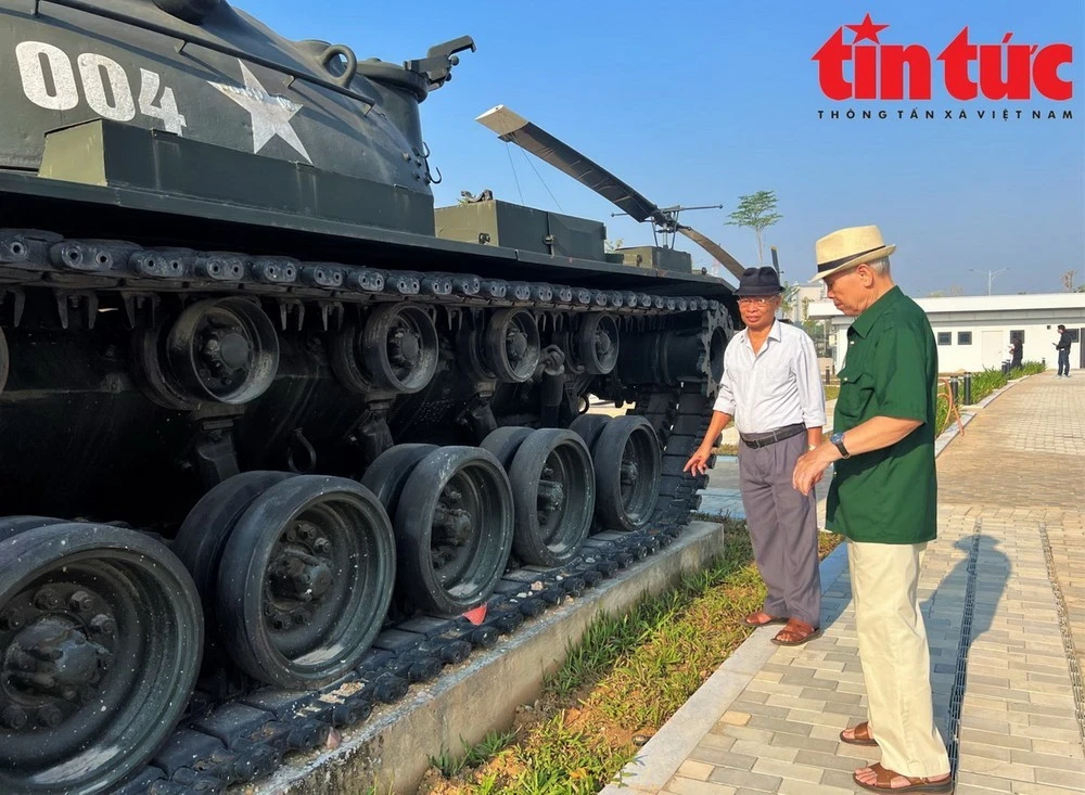 Nhiều cựu chiến binh, cựu quân nhân tìm đến bảo tàng để ôn lại những ký ức hào hùng. (Nguồn: báo Tin tức)