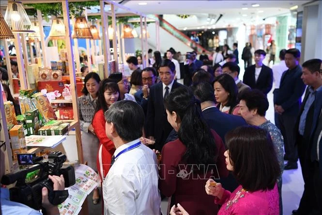 Các gian hàng thu hút đông đảo khách đến tham quan và mua sắm.