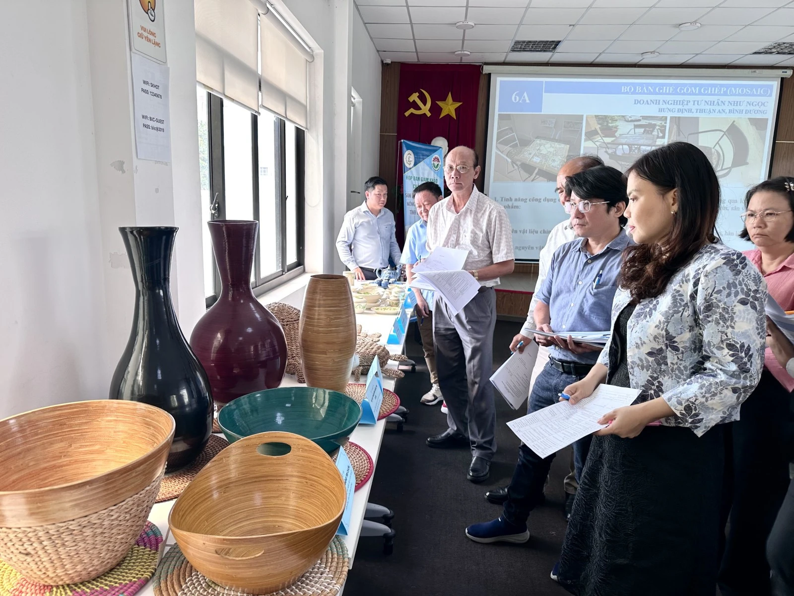 Ban giám khảo chấm điểm các sản phẩm tham dự bình chọn sản phẩm CNNT tiêu biểu năm 2024.