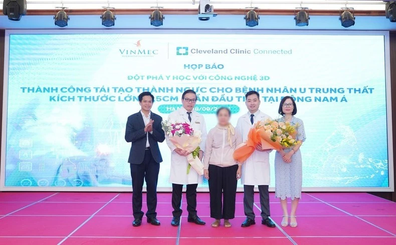 Ban lãnh đạo chúc mừng bệnh nhân đã hoàn toàn phục hồi và ra viện.