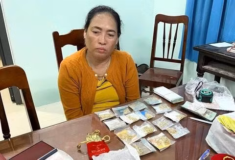 Đối tượng Trương Thị Ngọc Thưởng cùng số vàng giả tang vật của vụ án.