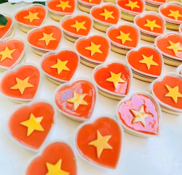 Mẫu rau câu cờ đỏ sao vàng giá 8.000 đồng/hộp này đang được nhiều thực khách tranh nhau đặt hàng.