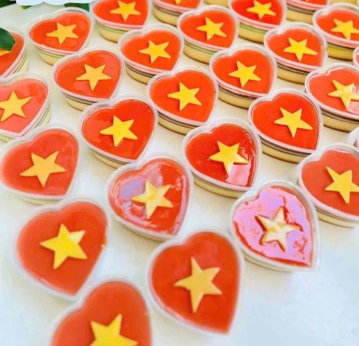 Mẫu rau câu cờ đỏ sao vàng giá 8.000 đồng/hộp này đang được nhiều thực khách tranh nhau đặt hàng.