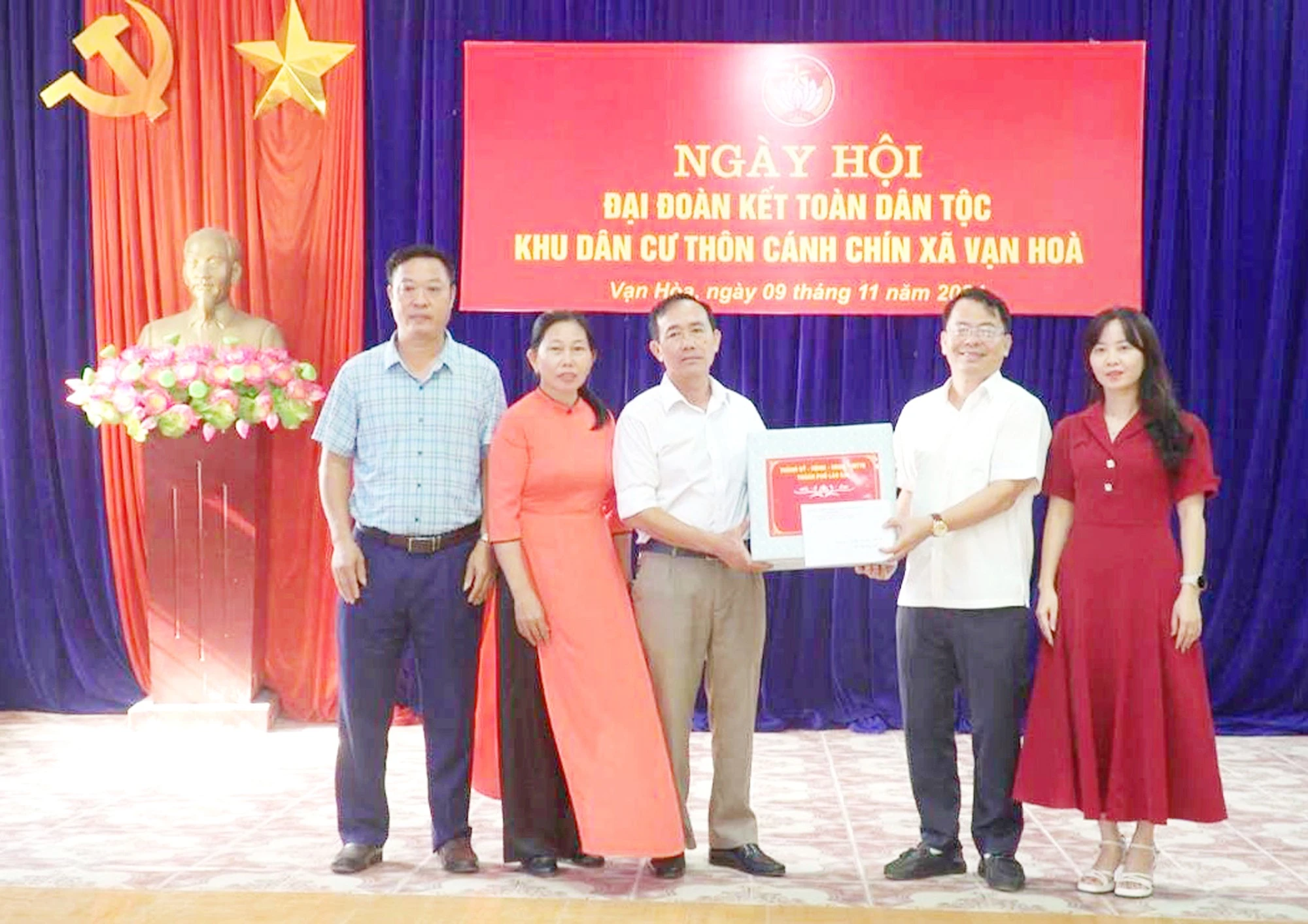 dong-chi-doan-van-ngan-uy-vien-btv-thanh-uy-chu-tich-mttq-viet-nam-thanh-pho-du-tang-qua-dong-vien-can-bo-dan-dan-trong-khu-dan-cu.jpg
