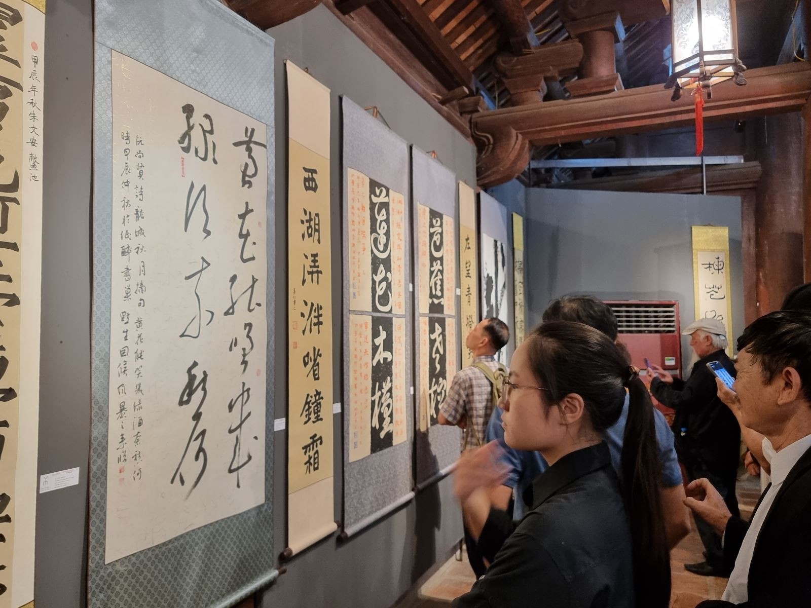 Du khách tham quan triển lãm. Du khách tham quan triển lãm.