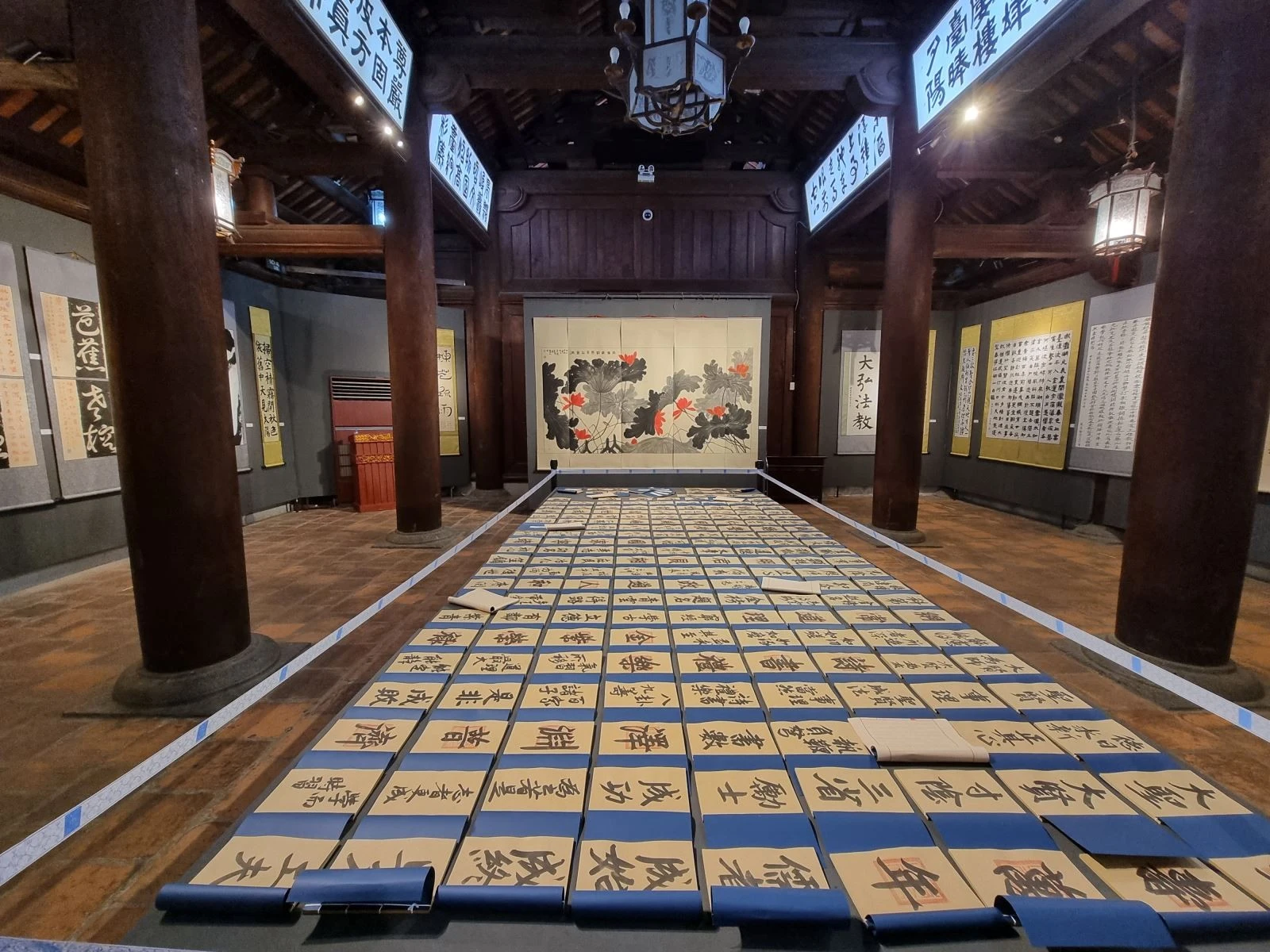 Triển lãm dành một phần không gian cho nghệ thuật sắp đặt với 365 cuốn tập phỏng cổ viết nội dung trích từ “Khuyến học văn” (Bài văn khuyến học) của vua Lê Thánh Tông.