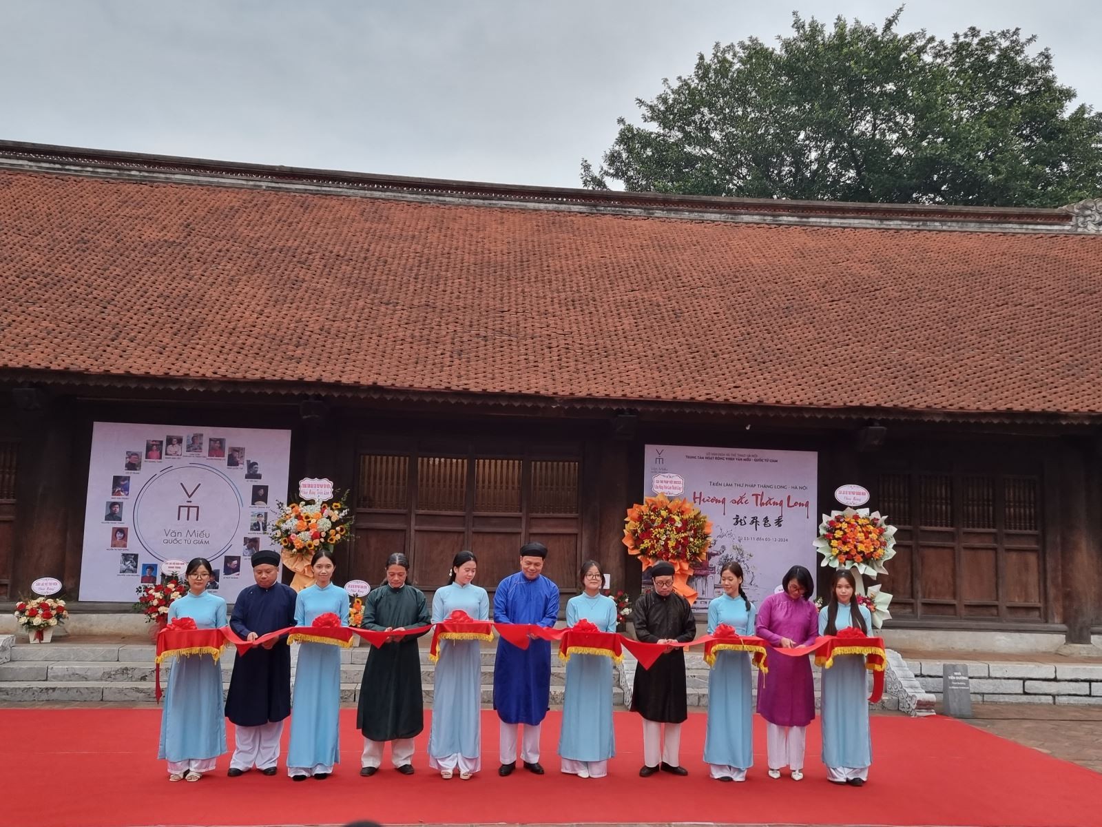 Các đại biểu cắt băng khai mạc triển lãm. Các đại biểu cắt băng khai mạc triển lãm.