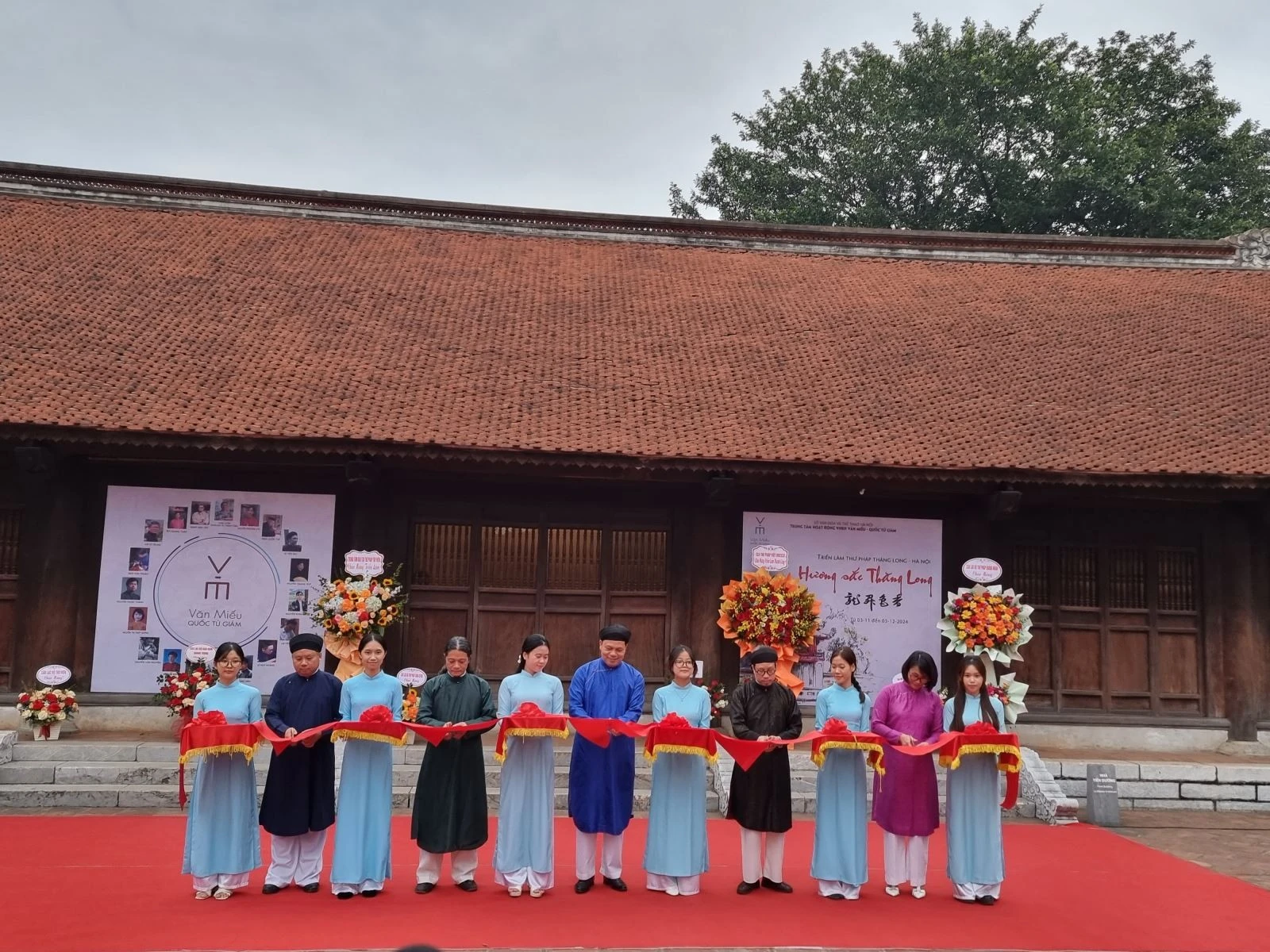 Các đại biểu cắt băng khai mạc triển lãm.