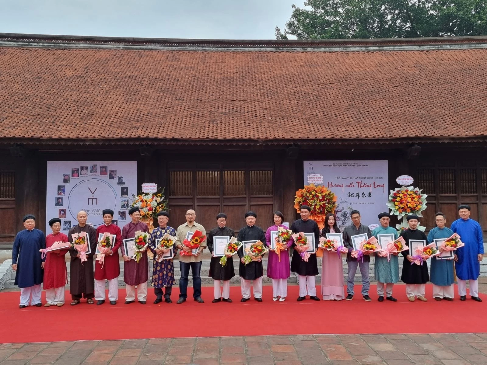 Tặng hoa và chứng nhận cho các tác giả có tác phẩm tham gia triển lãm.