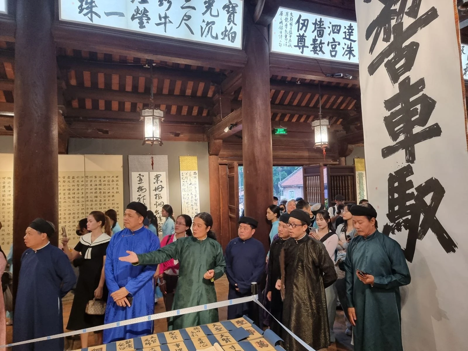 Giám tuyển Xuân Như Vũ Thanh Tùng giới thiệu về sắp đặt tại triển lãm “Hương sắc Thăng Long”.