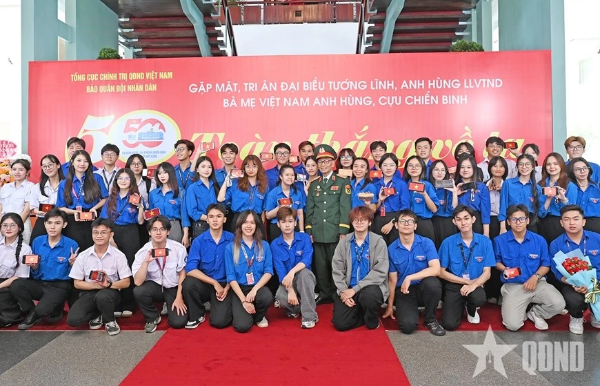 Tuổi trẻ TP Hồ Chí Minh chụp ảnh cùng nhân chứng, tướng lĩnh tham dự chương trình.