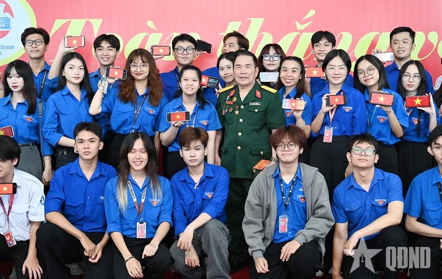 Tuổi trẻ TP Hồ Chí Minh chụp ảnh cùng nhân chứng của kíp xe tăng 390.