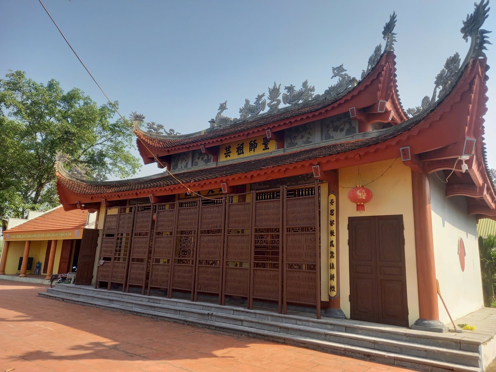 Đình làng Trạch Xá - nơi thờ phụng Thánh Tổ nghề May. Đình làng Trạch Xá - nơi thờ phụng Thánh Tổ nghề May.