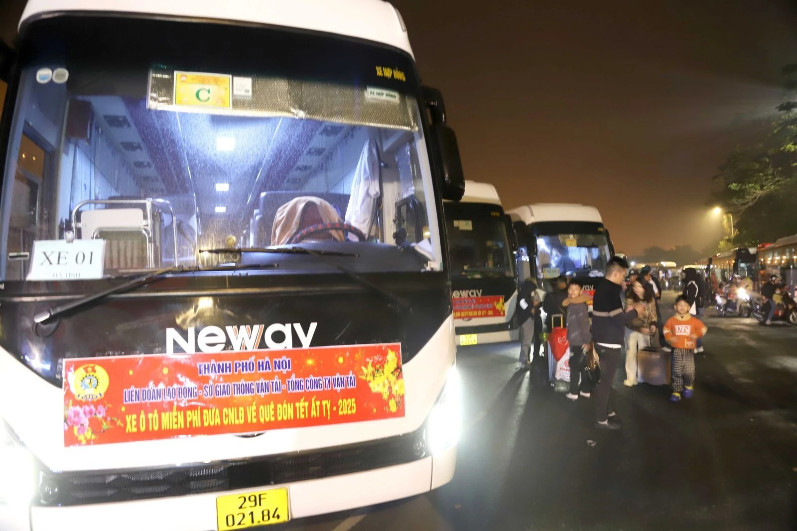 Công đoàn tổ chức các chuyến xe miễn phí đưa công nhân về quê ăn Tết.