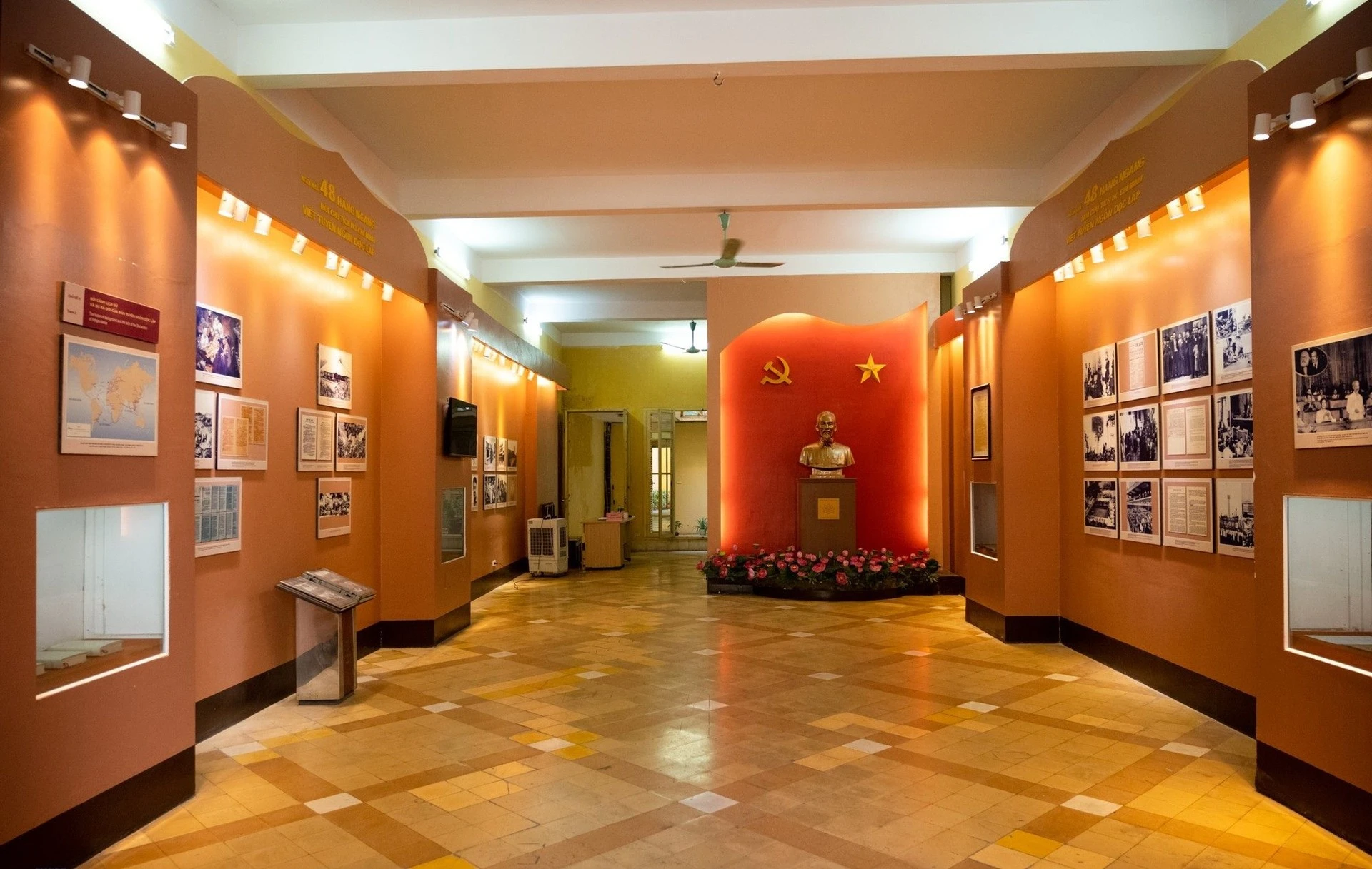 Di tích nhà số 48 Hàng Ngang (Hà Nội).