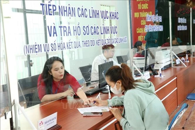 Hướng dẫn người dân làm thủ tục đăng ký hộ kinh doanh.