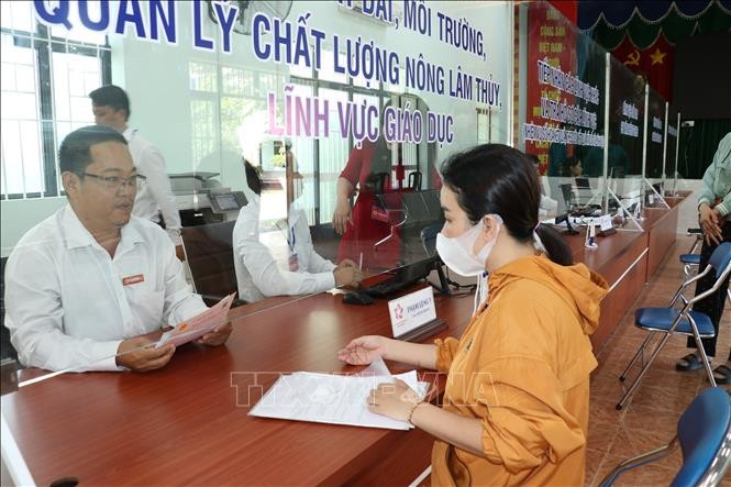 Người dân đến làm thủ tục hành chính trong ngày đầu vận hành thử tại phường Chánh Hiệp (phường mới) - đơn vị mới được thành lập trên cơ sở sáp nhập phường Tương Bình Hiệp, Định Hòa và một phần phường Chánh Mỹ, Hiệp An (thành phố Thủ Dầu Một - Bình Dương). Người dân đến làm thủ tục hành chính trong ngày đầu vận hành thử tại phường Chánh Hiệp (phường mới) - đơn vị mới được thành lập trên cơ sở sáp nhập phường Tương Bình Hiệp, Định Hòa và một phần phường Chánh Mỹ, Hiệp An (thành phố Thủ Dầu Một - Bình Dương).